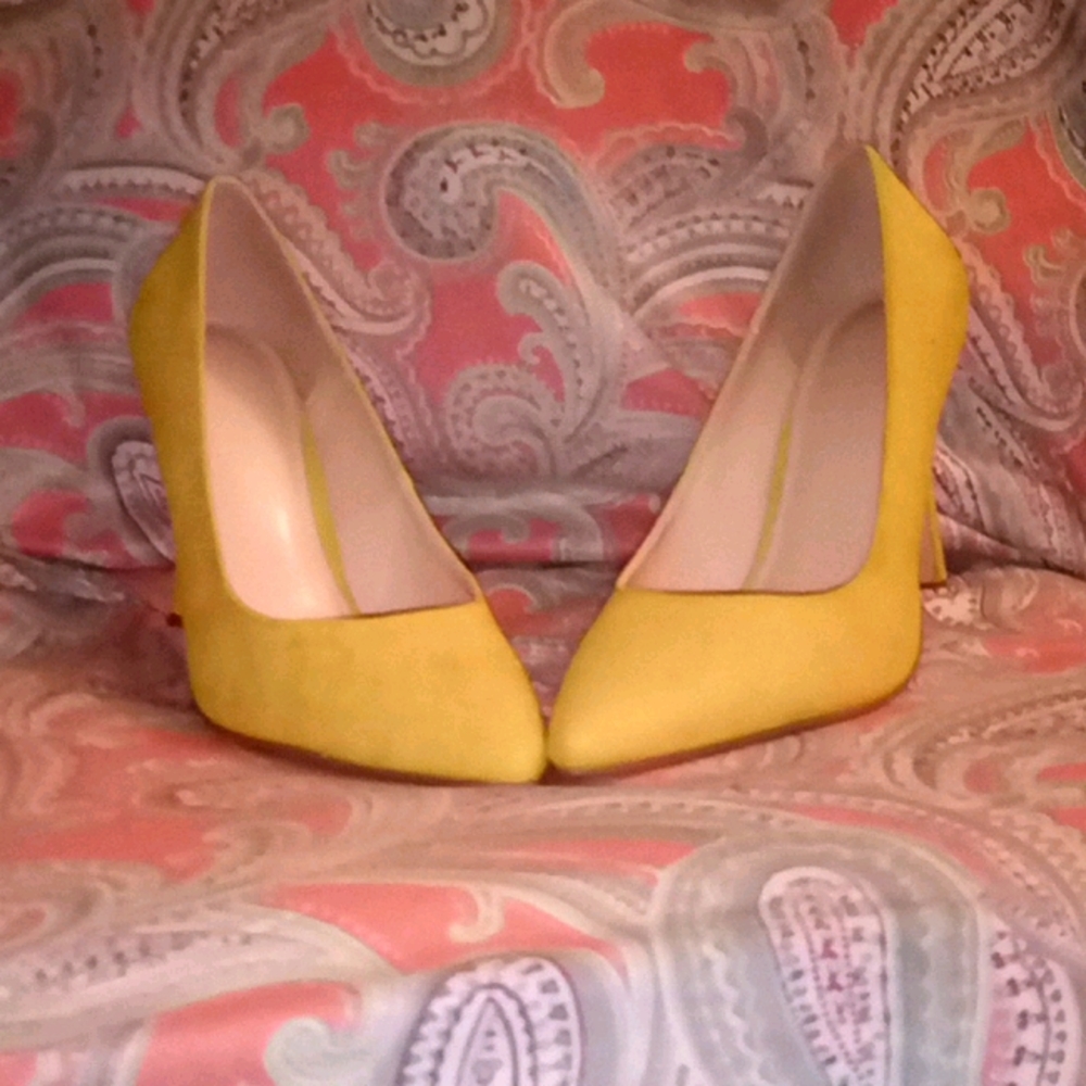 A musterd colored shoe